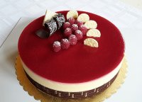  Joghurt- Passionsfruchttorte mit Himbeerspiegel