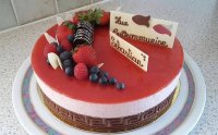  Erdbeer- Joghurtmoussetorte mit Erdbeereinlage